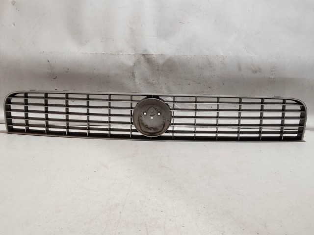 208760 Fiat Grande Punto  2005-2009 ezüst színű, első felső díszrács, a képen látható sérüléssel