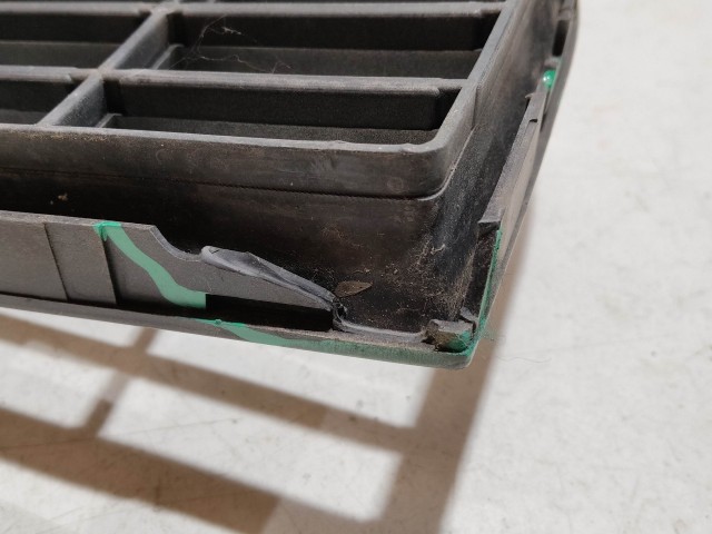 208760 Fiat Grande Punto  2005-2009 ezüst színű, első felső díszrács, a képen látható sérüléssel