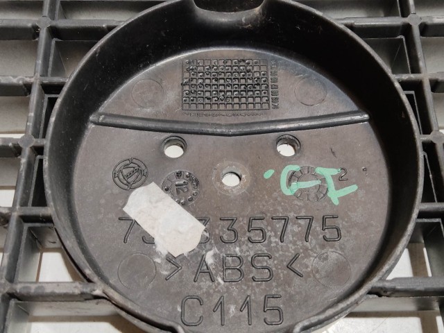 208760 Fiat Grande Punto  2005-2009 ezüst színű, első felső díszrács, a képen látható sérüléssel