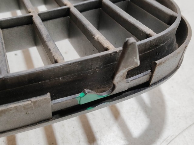 208761 Fiat Grande Punto  2005-2009 ezüst színű, első felső díszrács, a képen látható sérüléssel