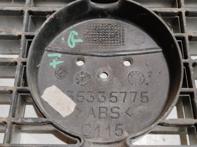 208761 Fiat Grande Punto  2005-2009 ezüst színű, első felső díszrács, a képen látható sérüléssel