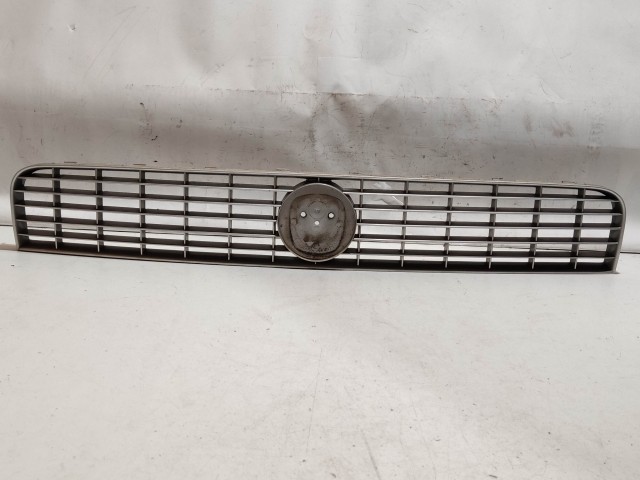 208761 Fiat Grande Punto  2005-2009 ezüst színű, első felső díszrács, a képen látható sérüléssel