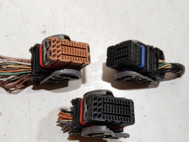 208829 Renault Megane II. motorvezérlő elektromos csatlakozó motorvezérlő a képen látható sérüléssel 8200387138