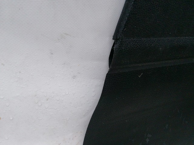 211124 Volkswagen Passat B7 2010-2014 kalaptartó (csomagtér roló) a képen látható sérüléssel