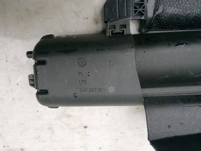 211124 Volkswagen Passat B7 2010-2014 kalaptartó (csomagtér roló) a képen látható sérüléssel