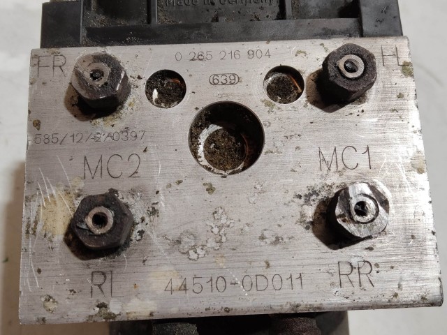 208889 Toyota Yaris I. 1999-2005 Abs, a képen látható sérüléssel 0265216904 , 44510-0D011