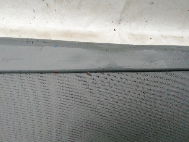 211199 Jeep Cherokee 2002-2008 kalaptartó (csomagtér roló), a képen látható sérüléssel