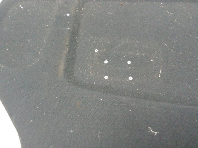 211198 Toyota Yaris Verso 1999-2005 kalaptartó, a képen látható sérüléssel