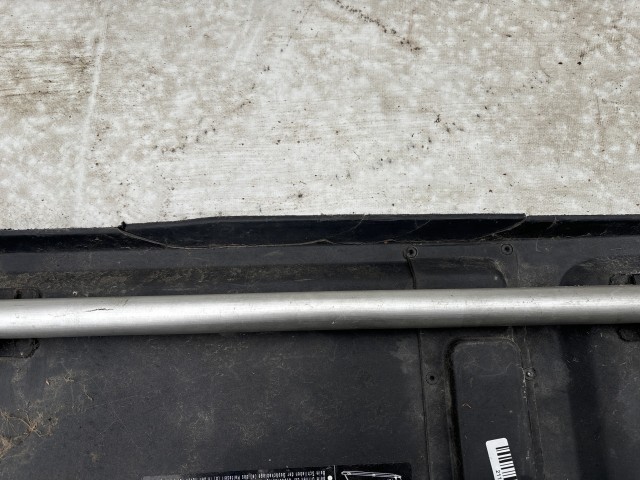 211198 Toyota Yaris Verso 1999-2005 kalaptartó, a képen látható sérüléssel