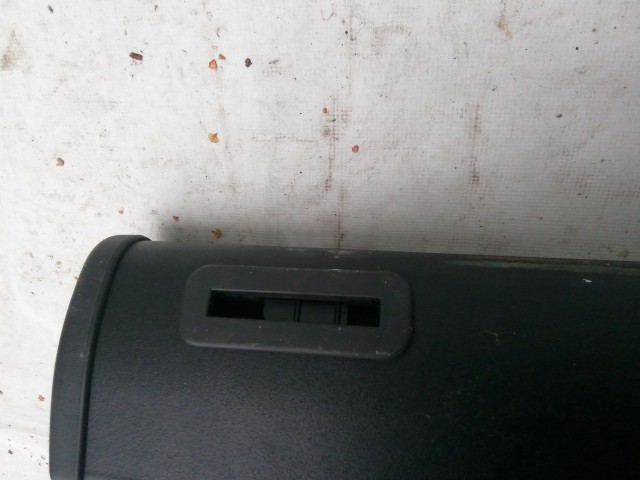 211182 Volkswagen Passat B5.5 2000-2005 térelválasztó roló a képen látható sérüléssel