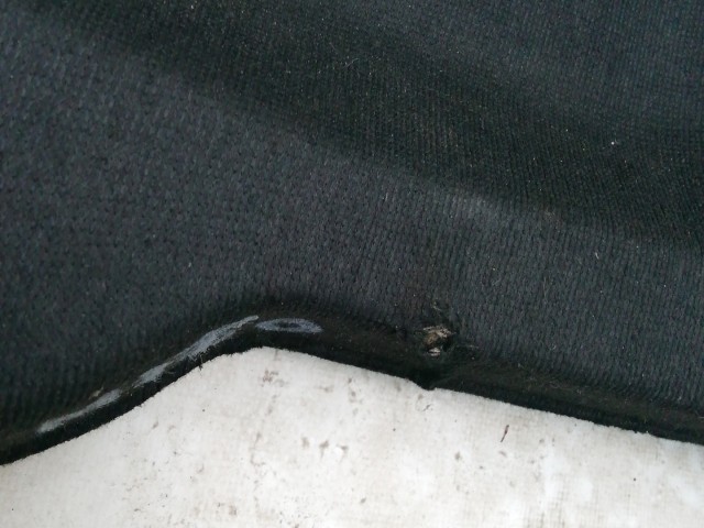 211167 Alfa Romeo MiTo 2008-2018 kalaptartó, a képen látható sérüléssel