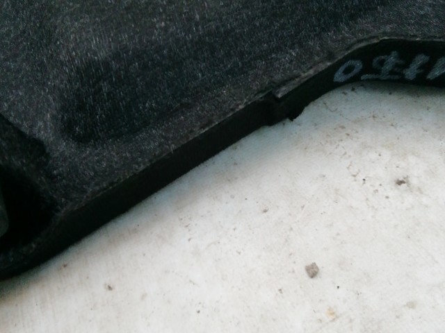 211167 Alfa Romeo MiTo 2008-2018 kalaptartó, a képen látható sérüléssel