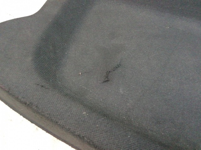 211164 Alfa Romeo MiTo 2008-2018 kalaptartó, a képen látható sérüléssel