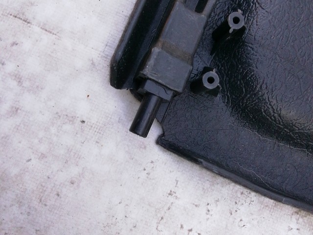 211235 Toyota Celica 1999-2005 kalaptartó, a képen látható sérüléssel