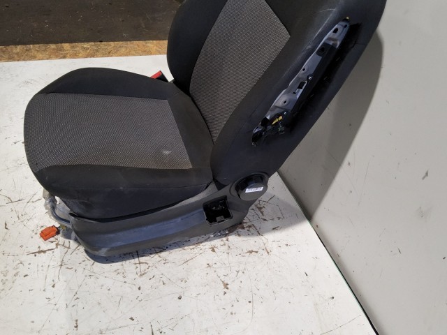 207332 Fiat Doblo III. 2009-2015 bal első szövet ülés, légzsák helyes kivitel