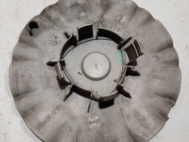 209287 Lancia Musa 2007-2012 felni közép kupak, a képen látható sérüléssel