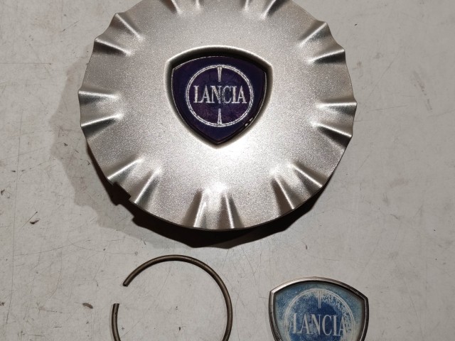 209287 Lancia Musa 2007-2012 felni közép kupak, a képen látható sérüléssel