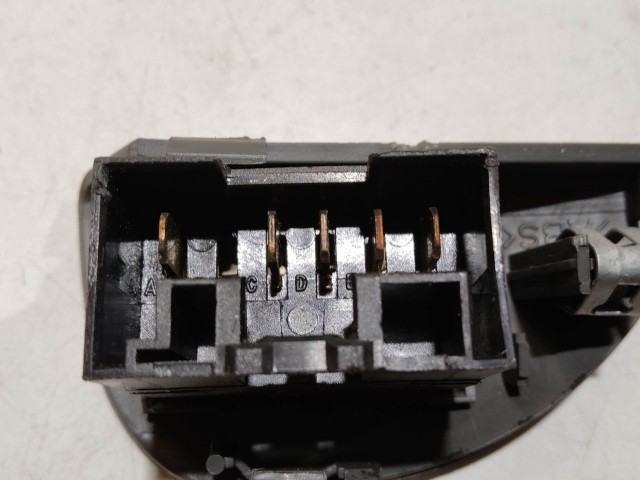 ablakemelő kapcsoló 