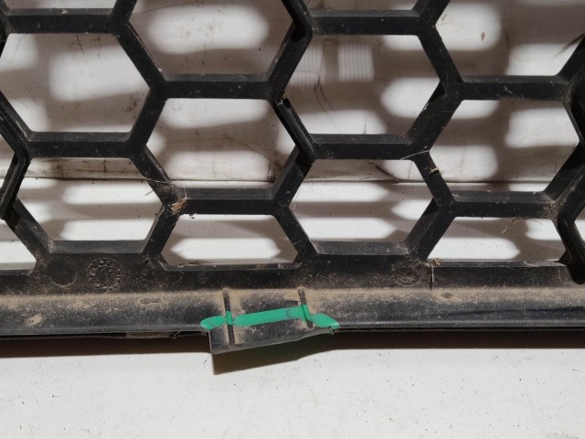 209355 Alfa Romeo MiTo 2008-2013 jobb első alsó díszrács, a képen látható sérüléssel