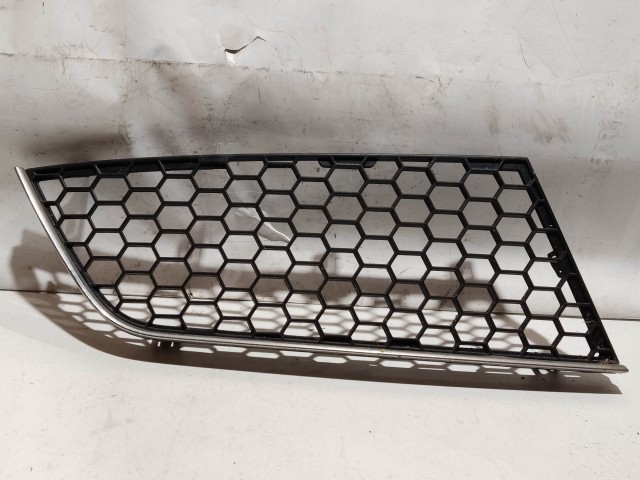 209355 Alfa Romeo MiTo 2008-2013 jobb első alsó díszrács, a képen látható sérüléssel