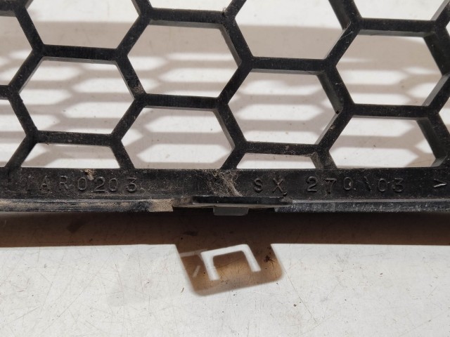 209356 Alfa Romeo MiTo 2008-2013 bal első alsó díszrács, a képen látható sérüléssel