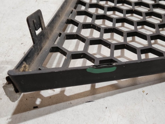 209356 Alfa Romeo MiTo 2008-2013 bal első alsó díszrács, a képen látható sérüléssel