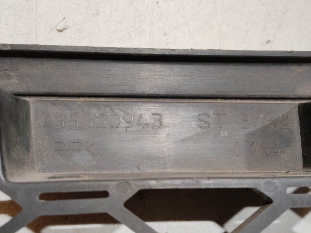 209491 Fiat Punto III. 2003-2010 sporting első középső díszrács 735320943