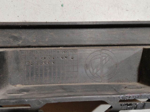 209491 Fiat Punto III. 2003-2010 sporting első középső díszrács 735320943