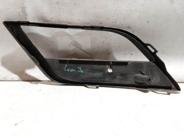 Seat Leon 5F 2012-2020 2012-2020 Ködlámpa keret, tartó a képen látható sérüléssel használt  Jobb