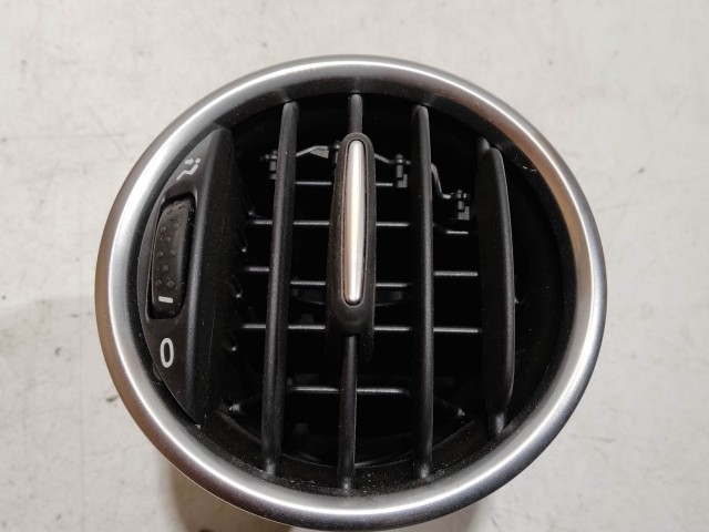 Fiat 500 Abarth 2008-2012 Levegő beömlő használt, bal műszerfalpárna betét