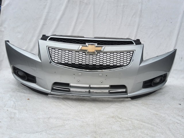 207692 Chevrolet Cruze 2008-2012 első lökhárító, a képen látható sérüléssel