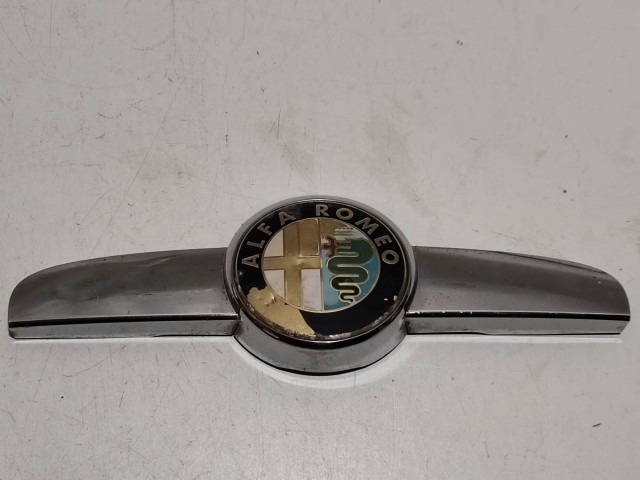 209976 Alfa Romeo 159 2005-2011 embléma tartó, a képen látható sérüléssel