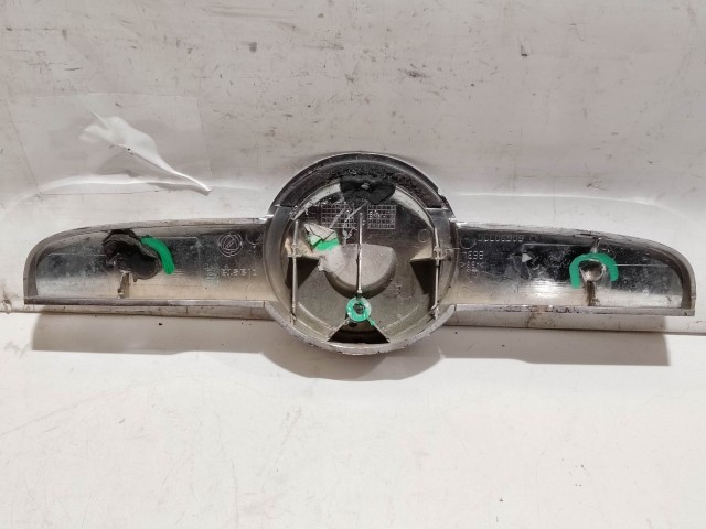 209976 Alfa Romeo 159 2005-2011 embléma tartó, a képen látható sérüléssel