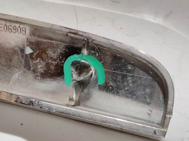 209976 Alfa Romeo 159 2005-2011 embléma tartó, a képen látható sérüléssel