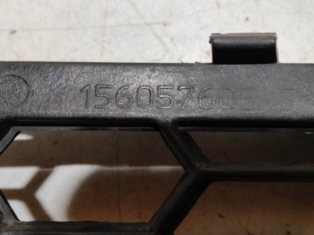 209959 Alfa Romeo 159 2005-2011 Díszrács használt  bal első a képen látható sérüléssel