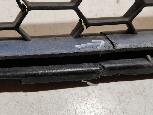 Alfa Romeo 159 156057605 számú, bal első díszrács a képen látható sérüléssel