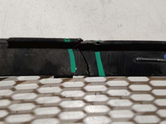 Alfa Romeo 159 156057605 számú, bal első díszrács a képen látható sérüléssel