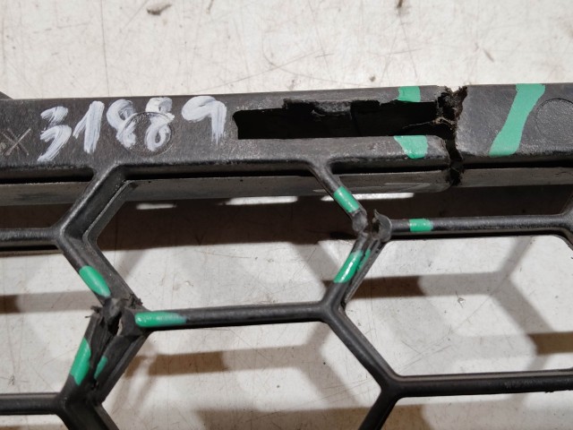 Alfa Romeo 159 156057605 számú, bal első díszrács a képen látható sérüléssel