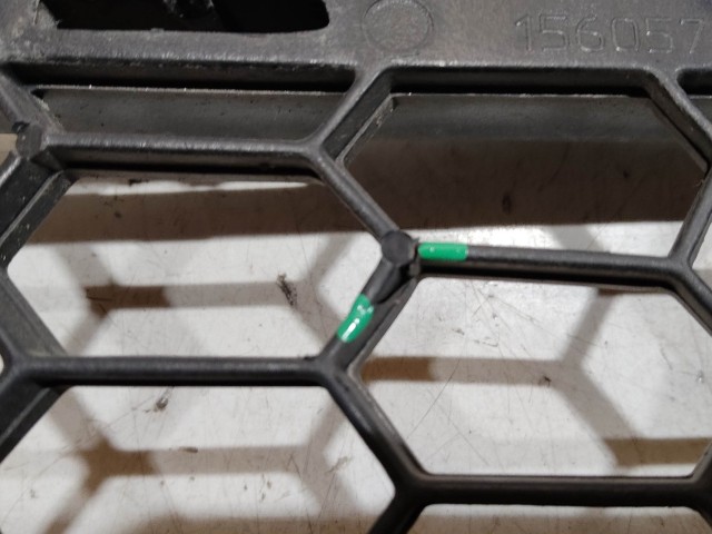 Alfa Romeo 159 156057605 számú, bal első díszrács a képen látható sérüléssel