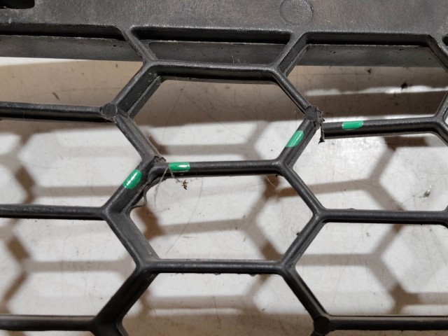 Alfa Romeo 159 156057605 számú, bal első díszrács a képen látható sérüléssel