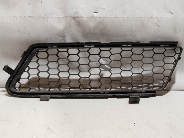 Alfa Romeo 159 156057605 számú, bal első díszrács a képen látható sérüléssel