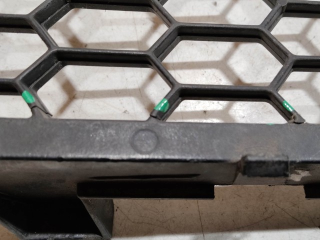 Alfa Romeo 159 156057605 számú, bal első díszrács a képen látható sérüléssel