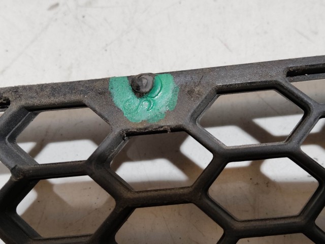 Alfa Romeo 147 FL  bal első  díszrács a képen látható sérüléssel