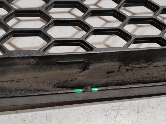 187996 Alfa Romeo GT 2003-2010 Díszrács Használt Bal első alsó a képen látható sérüléssel