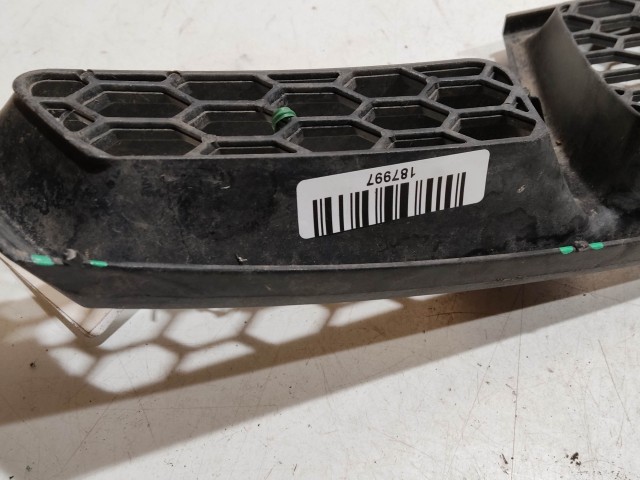 187997 Alfa Romeo GT 2003-2010 Díszrács a képen látható sérüléssel Használt Bal első alsó