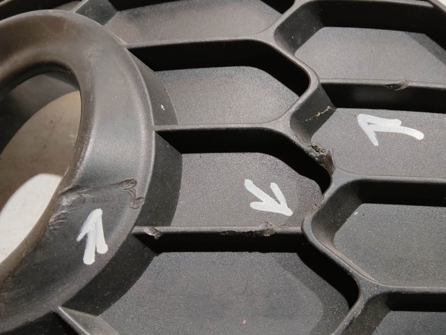 Alfa Romeo Giulietta 156085908 számú, bal első ködlámpa keret a képen látható sérüléssel