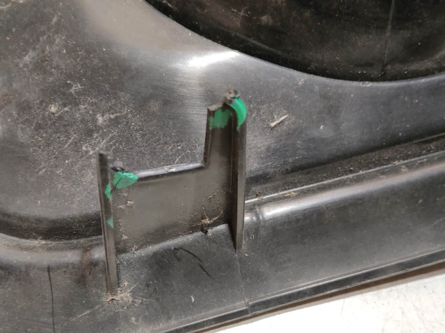 104503 Alfa Romeo Giulietta 2013-2020 bal első ködlámpa keret, a képen látható sérüléssel