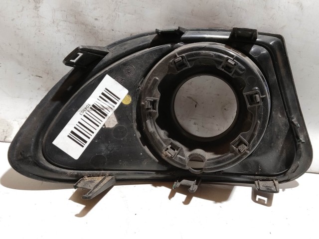 104503 Alfa Romeo Giulietta 2013-2020 bal első ködlámpa keret, a képen látható sérüléssel