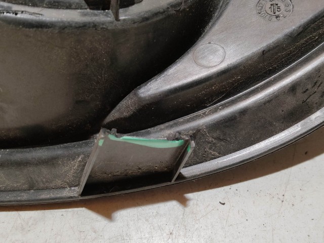 104503 Alfa Romeo Giulietta 2013-2020 bal első ködlámpa keret, a képen látható sérüléssel