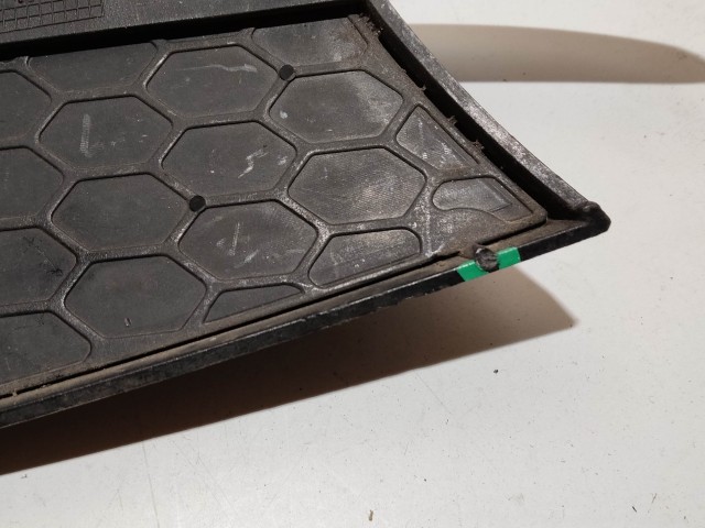 188623 Alfa Romeo 147 2000-2005 Jobb első alsó díszrács, a képen látható sérüléssel